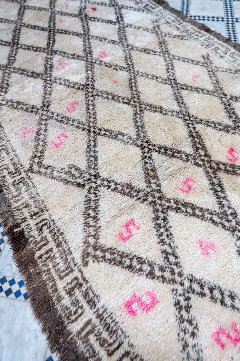 Aito harvinainen vintage Beni Ouarain paimentolaismatto Marokko MADesign 2025