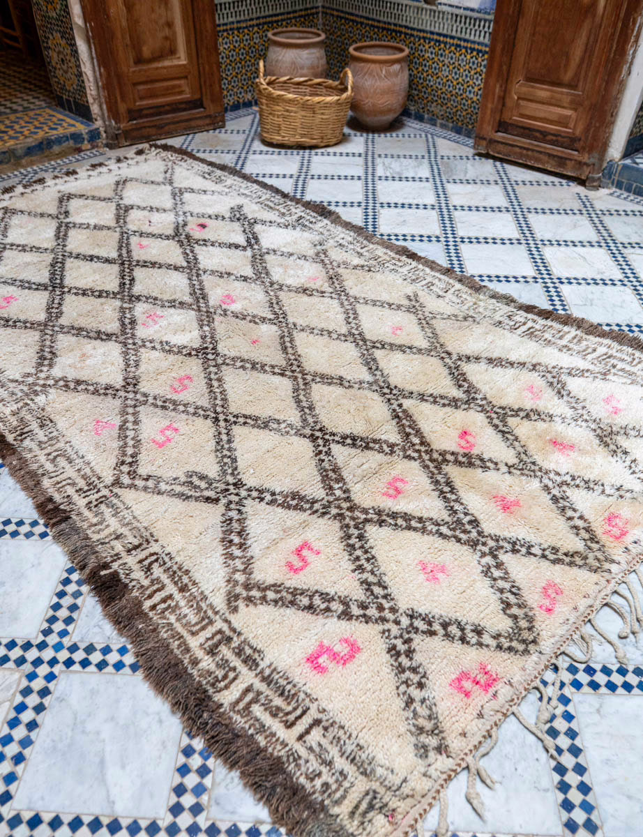 Aito harvinainen vintage Beni Ouarain paimentolaismatto Marokko MADesign 2025